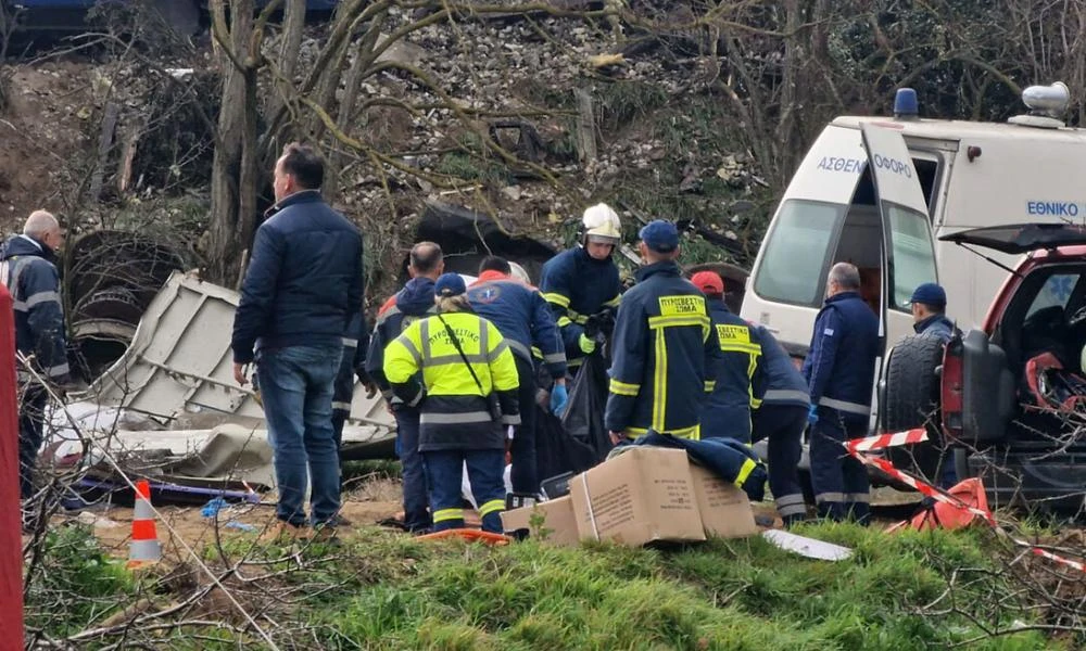 Δυστύχημα στα Τέμπη: H Πυροσβεστική ανασύρει ανθρώπινα μέλη από τα συντρίμμια